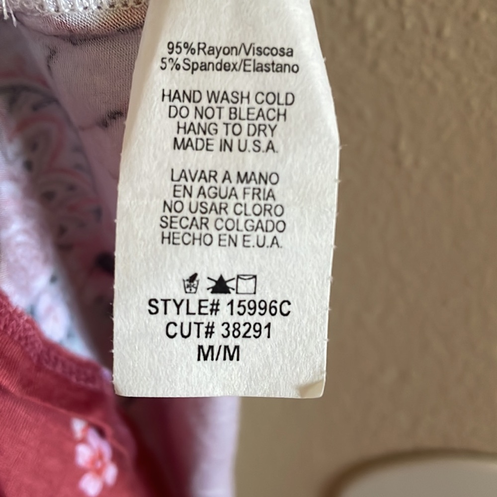 •NWOT CUTE Q TOP• - Picture 4 of 4